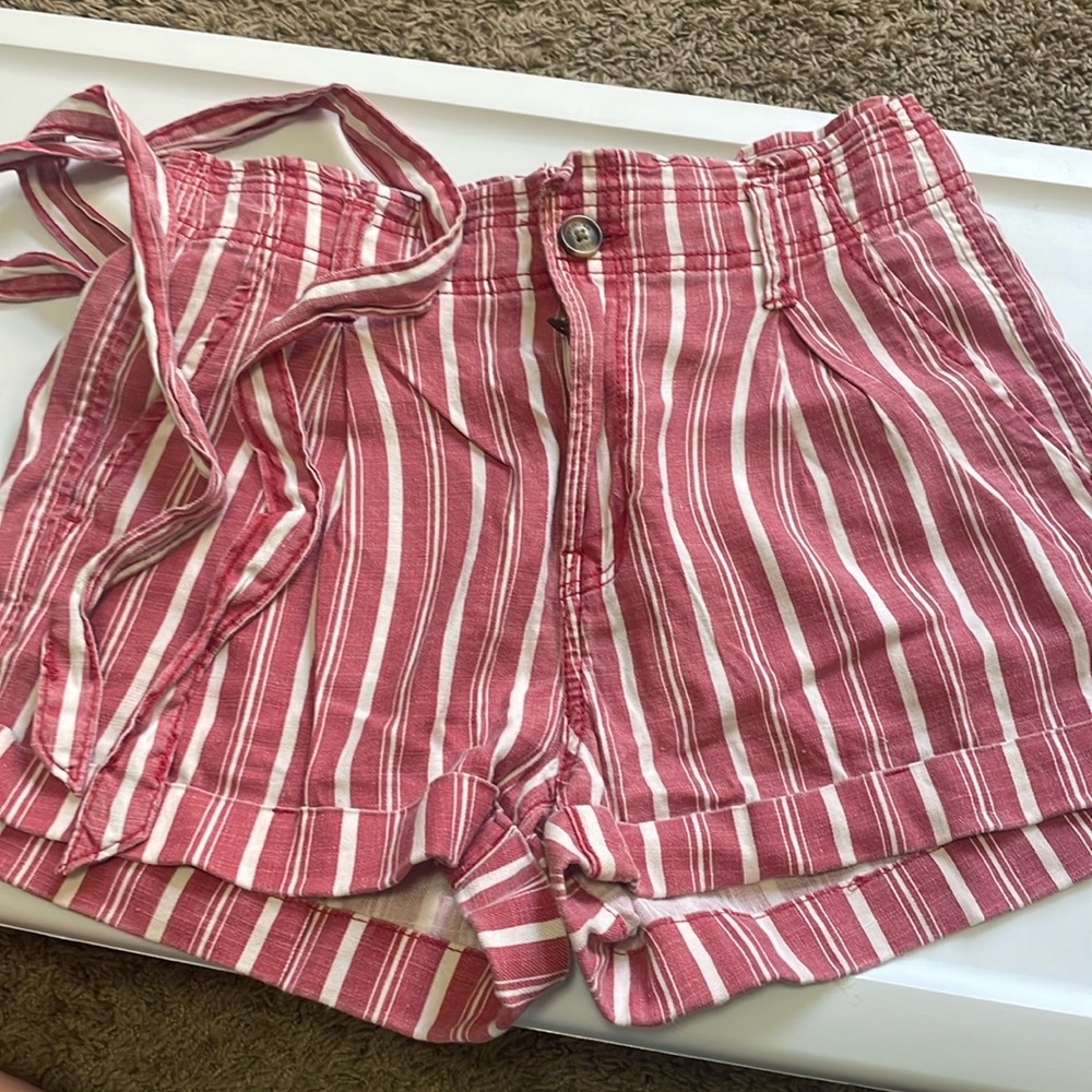 American Eagle paper bag shorts with belt